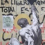 La campagne pour le référendum pour ou contre le maintien de la constitution chilienne adoptée sous la dictature de Pinochet a été l’élément déclencheur d’un mouvement social sans précédent démarré à Santiago du Chili fin 2019. L’explosion graphique et créative qui en découle accompagne cette explosion sociale. Affiches, peintures murales, collages, graffitis, d’auteurs souvent anonymes, s’emparent des murs et témoignent de la violence des affrontements dans l’espace public.