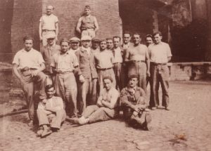 Sous la cheminée, usine de la viscose, 1942-1943. René Dezandre sur la photo, 7e à gauche.
