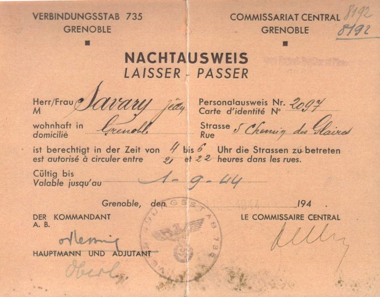 Commissariat Central de Grenoble, laisser-passer pour M. Jean Savary, 1944. Collection du musée de la Viscose © Le TRACé