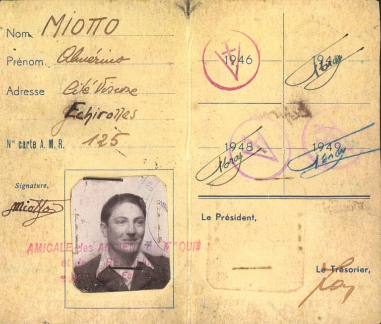 Carte de membre de l'Amicale des Anciens du Maquis de la Résistance (Viscose Échirolles) ayant appartenu à Almérino Miotto. Collection du musée de la Viscose © Le TRACé