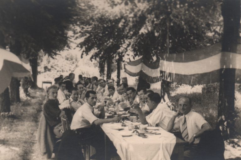 Vue partielle du déjeuner en l'honneur des prisonniers et déportés de la Société Nationale de la Viscose. Collection du musée de la Viscose © Le TRACé