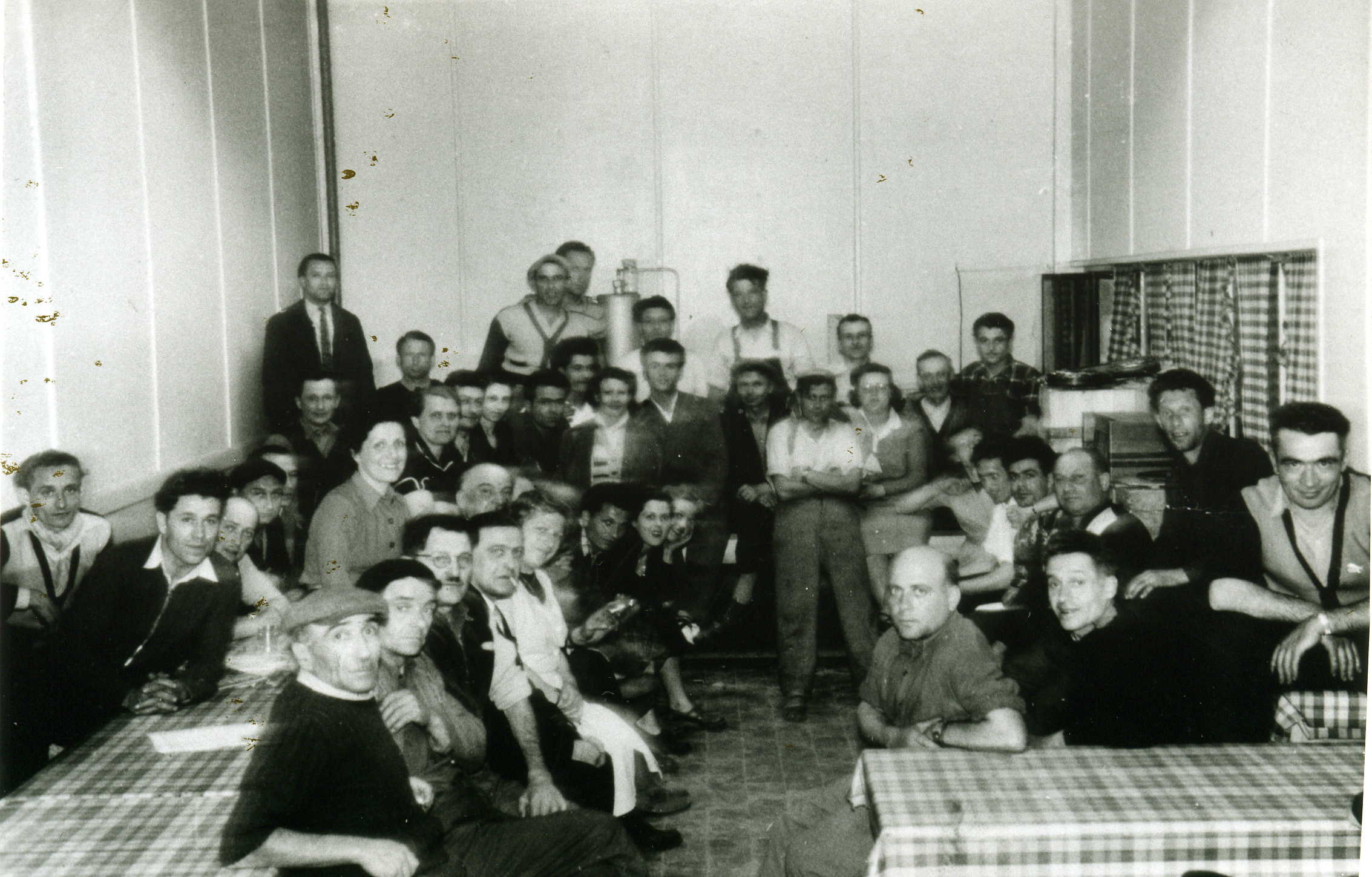 Grévistes dans le réfectoire de l'usine, 1952.