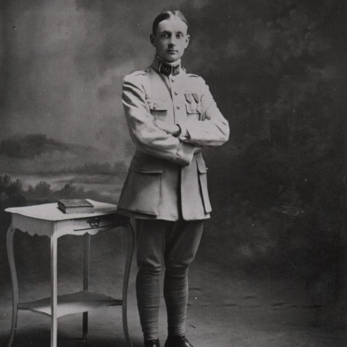 Portrait en pied de Pierre Fries à son retour de la guerre en 1918 Collection du musée de la Viscose © Le TRACé